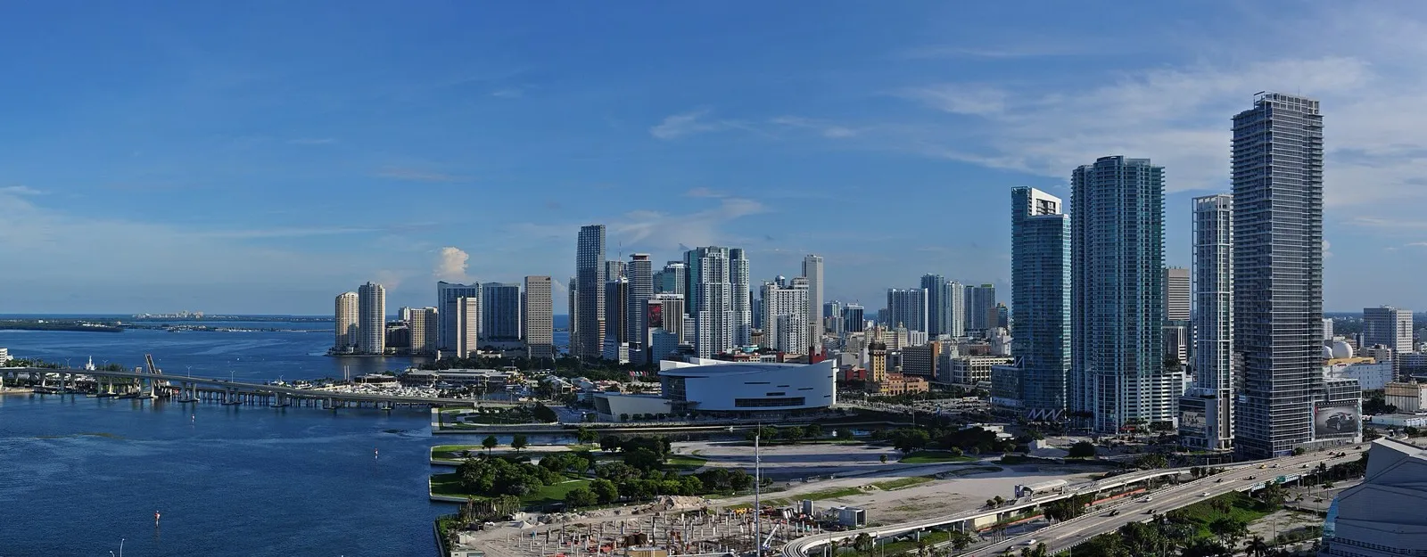 Casas de lujo en venta en Miami — frente de agua y skyline de Miami